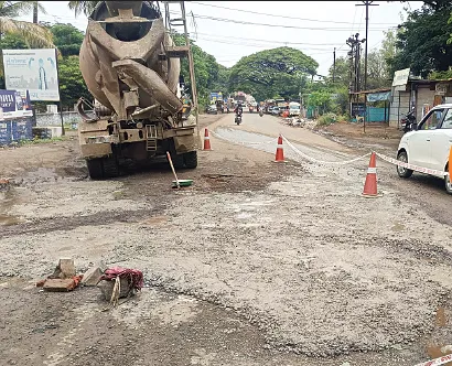 पालकमंत्र्यांच्या मार्गावरील लाल बावटा हटवला Red flag removed from Guardian Minister's route