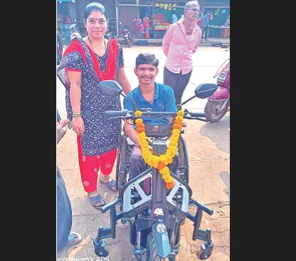 गुहागरचा दिव्यांग ‘पवन’ झोमॅटो फूड डिलीव्हरीमध्ये गतीमान "Disabled 'Pawan' from Guhagar excels in Zomato food delivery