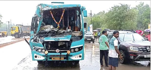 तुरळमध्ये खासगी आराम बस-डंपरची धडक Private luxury bus and dumper collide in Turul