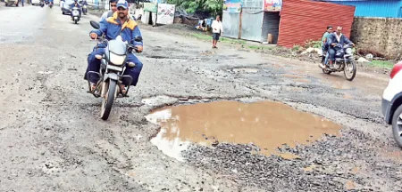 सातारा शहर गेलं खड्डयात…. Satara city has gone into potholes...