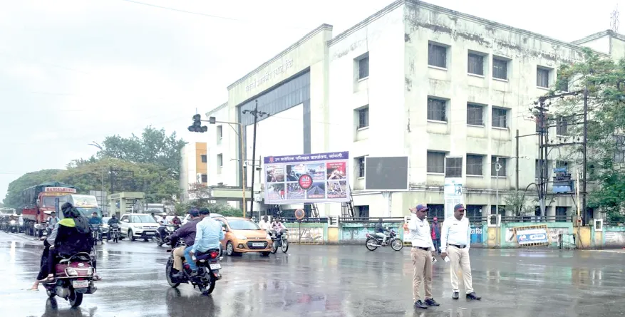 Traffic police's struggle right at Shivaji Chowk