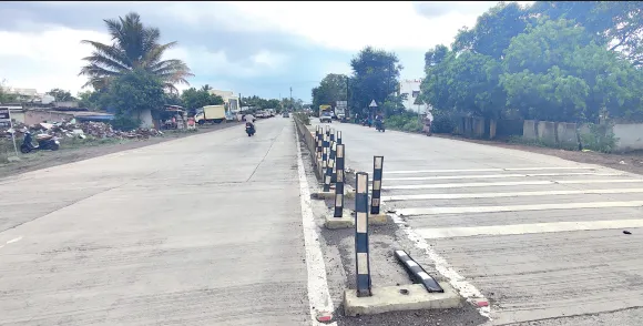 रस्ते दुभाजक देताहेत अपघाताला निमंत्रण Road dividers are inviting accidents