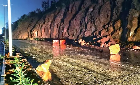 कशेडी बोगद्यालगतच्या मार्गावर कोसळताहेत दरडी Landslides are occurring on the road near the Kashedi tunnel
