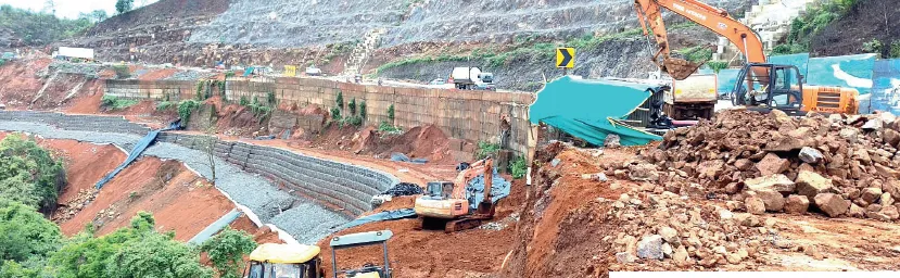 पाऊस थांबला अन् यंत्राची धडधड पुन्हा सुरू The rain stopped, and the roar of machines resumed