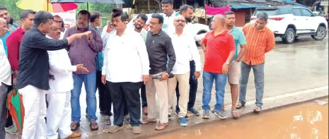 ‘उबाठा’कडून महामार्ग ठेकेदाराची कानउघडणी Highway contractor reprimanded by 'Ubatha'