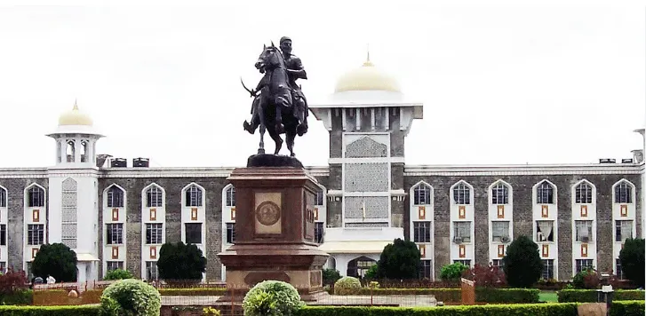 प्राध्यापकांच्या चुकीची शिक्षा विद्यार्थ्यांना Students punished for professors' mistake