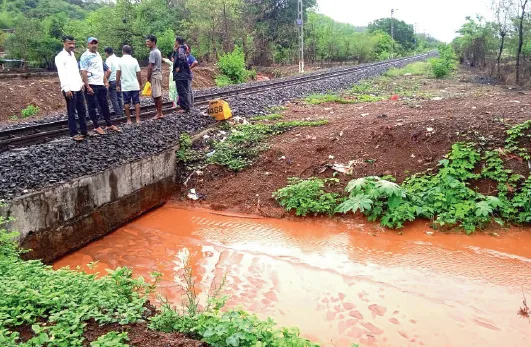 मातीचा भराव पेढेतील शेतीत घुसला Soil filling encroached into farmland in Pede