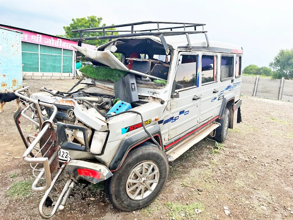 पंढरपूर विठ्ठल दर्शनासाठी निघालेल्या भाविकांच्या वाहनाला अपघात Pandharpur: Vehicle of devotees going for Vitthal Darshan meets with accident