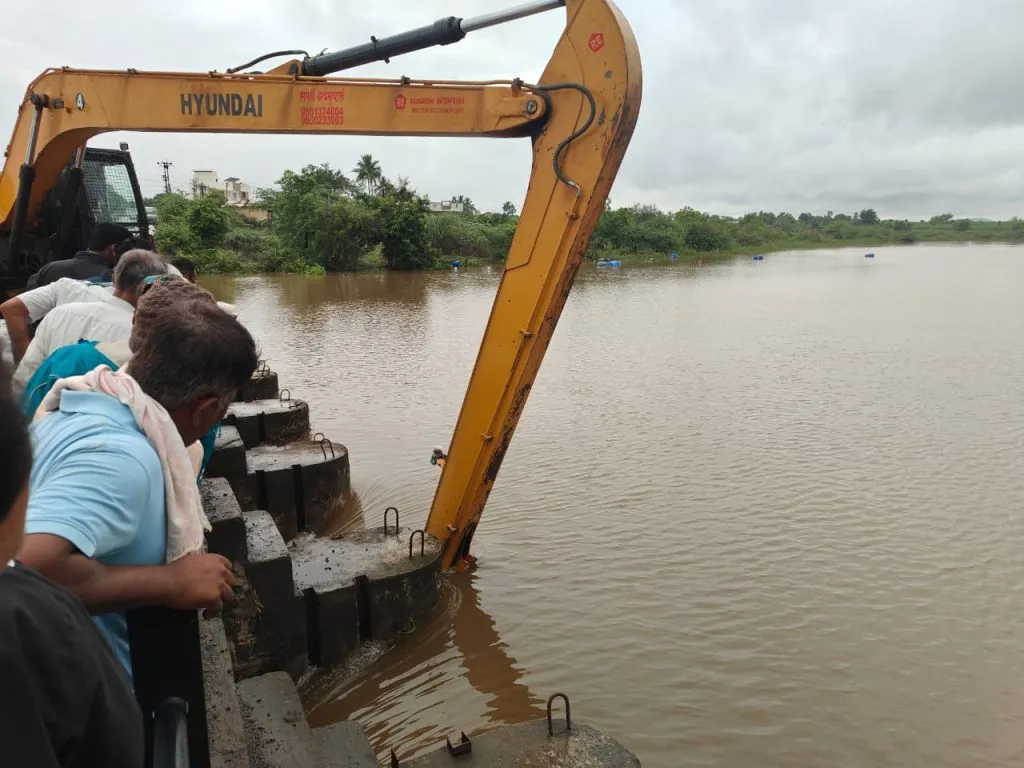 The gates of the Vazhar dam were removed with the help of a Pokland machine.