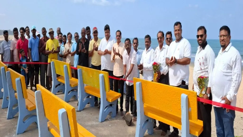 आचरा बीचवर पर्यटकांसाठी सुसज्ज बैठक व्यवस्थेचे लोकार्पण