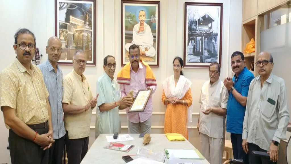 माणगाव दत्त मंदिर न्यासतर्फे ॲड. बाळाजी रणशूर यांचा सत्कार