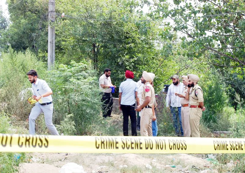 बॉम्ब ठेवताना स्फोट, दहशतवादी ठार Explosion while planting bomb, terrorist killed