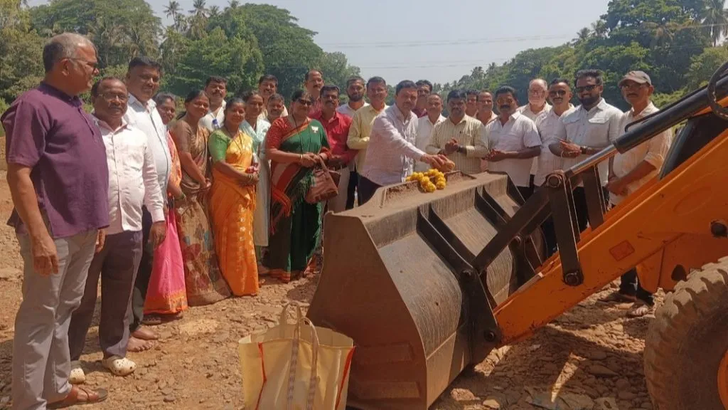 तेरेखोल नदीपात्रात गाळ काढण्याच्या कामाचा शुभारंभ