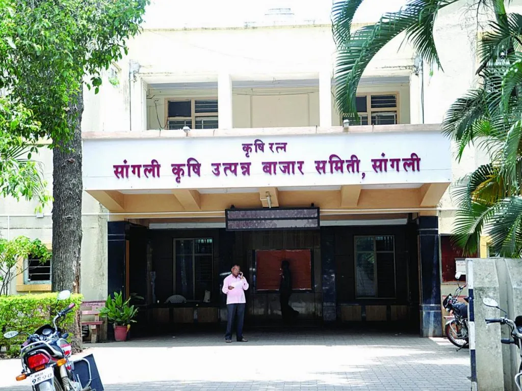 Corruption in the rent of Farmers' Building in Miraj