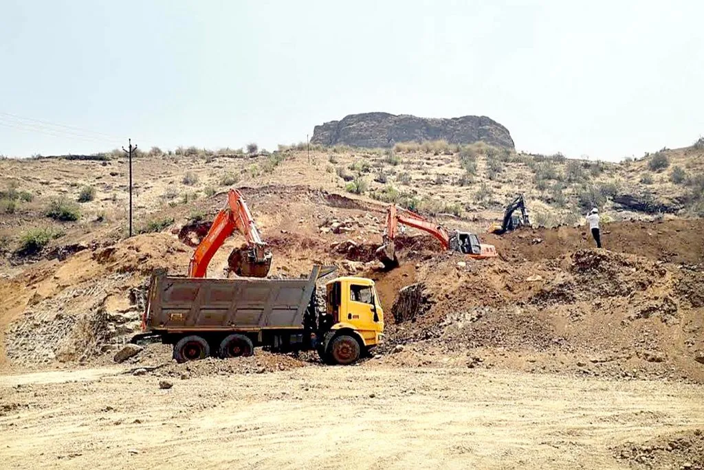 अवैध उत्खनन करणाऱ्यांना दणका Crackdown on illegal excavators