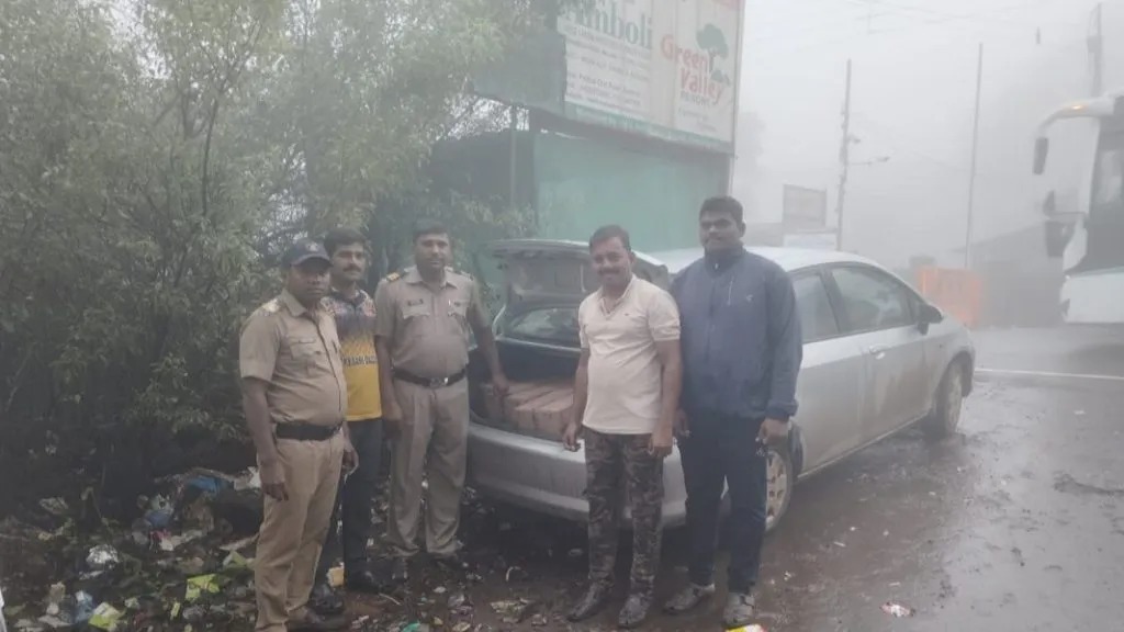 चौकुळ येथे गोवा बनावटीच्या दारू वाहतूक प्रकरणी दोघे ताब्यात