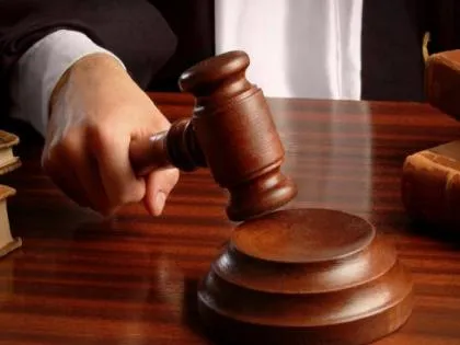 रेल्वेत विनापरवाना खाद्यपदार्थ विकणाऱ्या सात जणांना शिक्षा Seven people punished for selling food without a license on the train