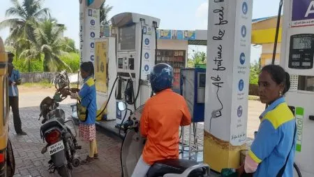 नारीशक्तीचा नवा अध्याय ; मळगावात महिलांच्या हाती पेट्रोल पंपाची सूत्रे