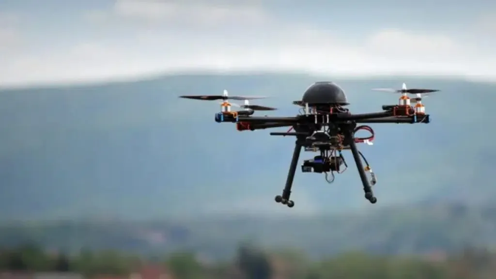 कोलकाता येथे ड्रोन्स आढळल्याने खळबळ Drones found in Kolkata, causing a stir