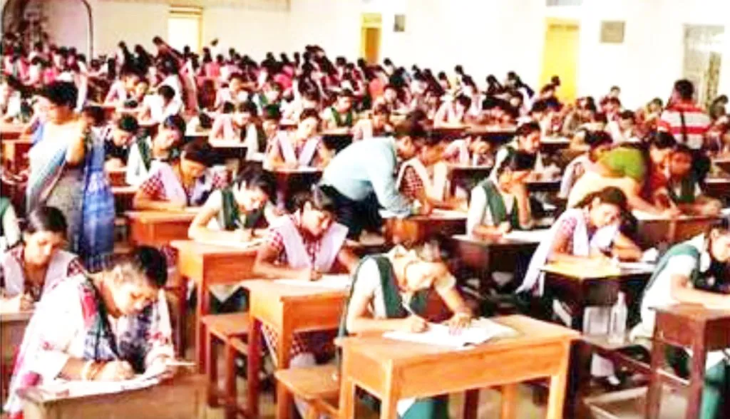 दोनवेळा परीक्षा दिल्यास पहिल्या परीक्षेचेच गुण ग्राह्य Parents face financial difficulties due to increase in SSLC exam registration fees