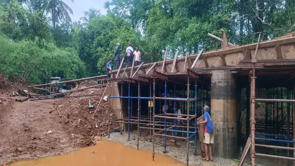 प्रलंबित ओवळीये पुलासह रस्त्याबाबत पालकमंत्र्यांचे लक्ष वेधणार