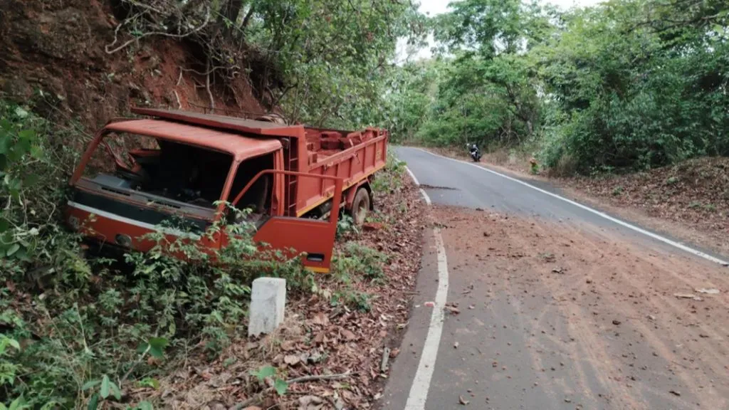 धाकोरेतील बानघाटीत चिरे वाहतूक करणाऱ्या डंपरला अपघात