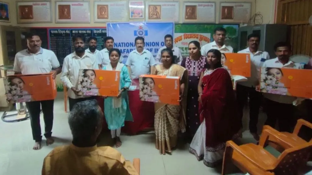 एनयुएसआयकडून कोळंब गावातील ४ शाळांना संगणक संच भेट