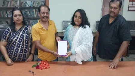 बाल लेखिका आदिती पुजारेची ग्रंथालयास दहा स्वलिखित पुस्तकांची भेट