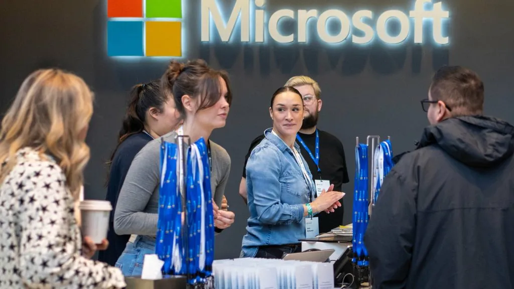 कर्मचारी कपातीचे मायक्रोसॉफ्टचे संकेत Microsoft hints at staff cuts