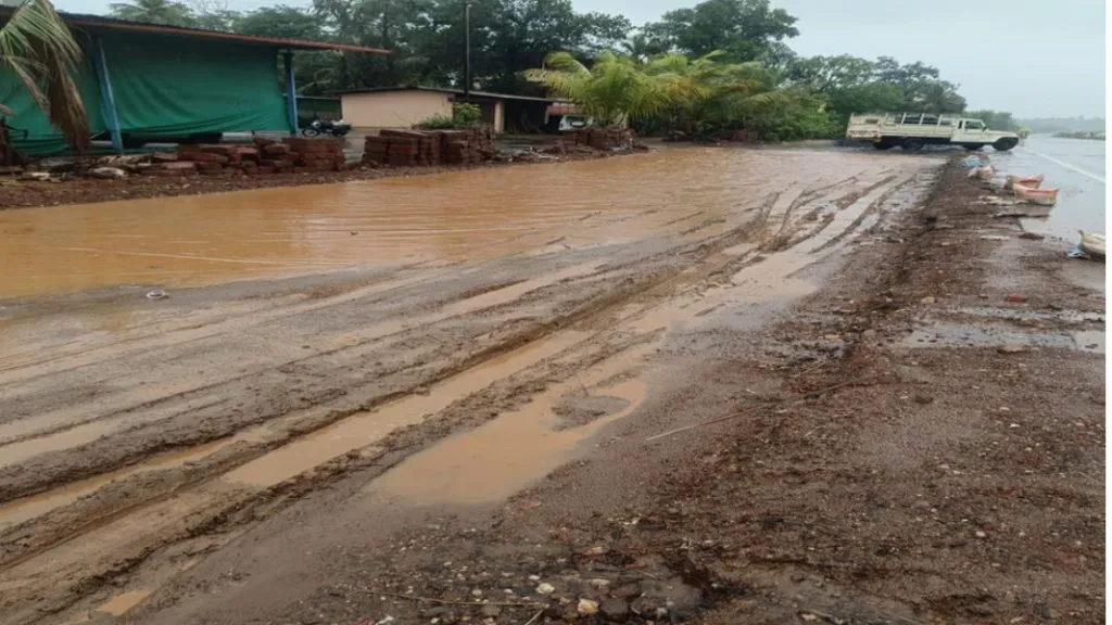 संरक्षक भिंत नसल्याने पावसाचे पाणी घरात घुसून नुकसान