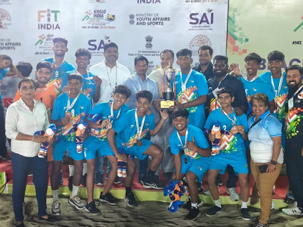 बीच सॉकरमध्ये महाराष्ट्राला कांस्यपदक Maharashtra wins bronze medal in beach soccer