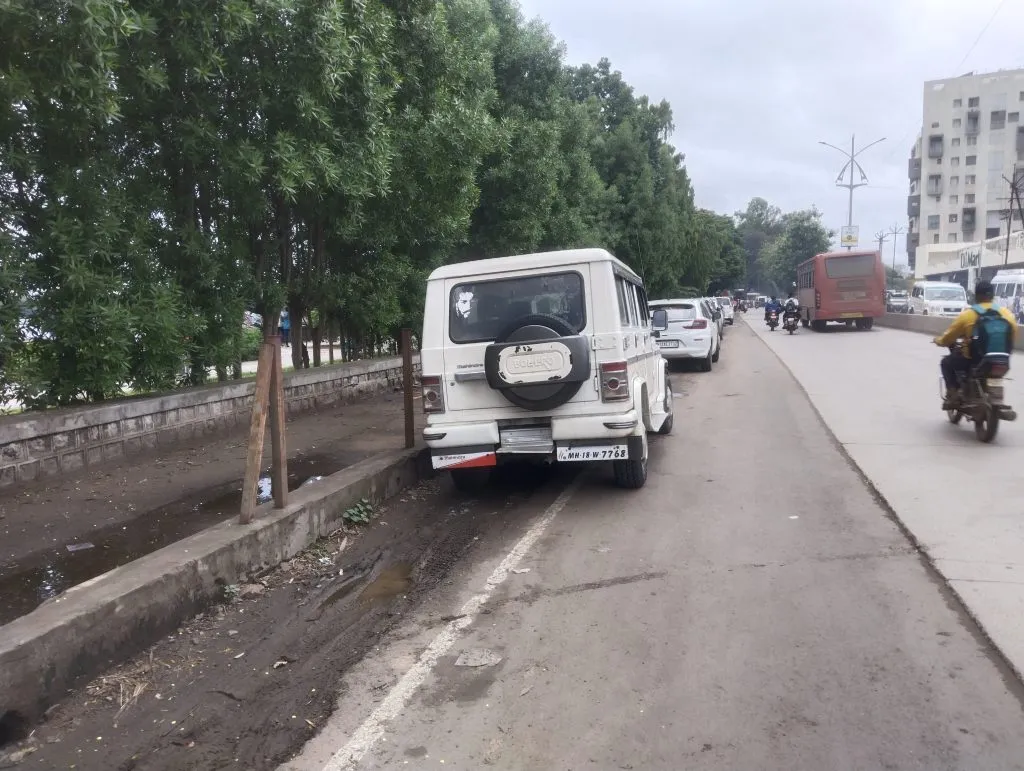 गरज नसणारा फुटपाथ हटविणार केव्हा? When Will the Unnecessary Footpath Be Removed?