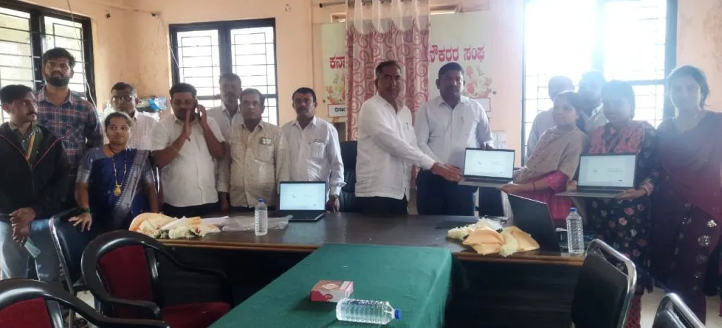 खानापूर तालुक्यातील नऊ तलाठ्यांना लॅपटॉपचे वितरण Distribution of laptops to nine Talathas of Khanapur taluka