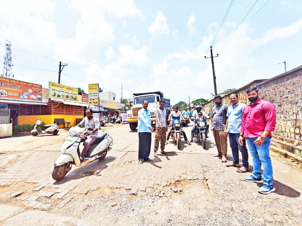 कंग्राळी खुर्द मुख्य रस्ता पेव्हर्स उखडून बनला खड्डेमय Kangrali Khurd main road becomes potholed due to uprooted pavers