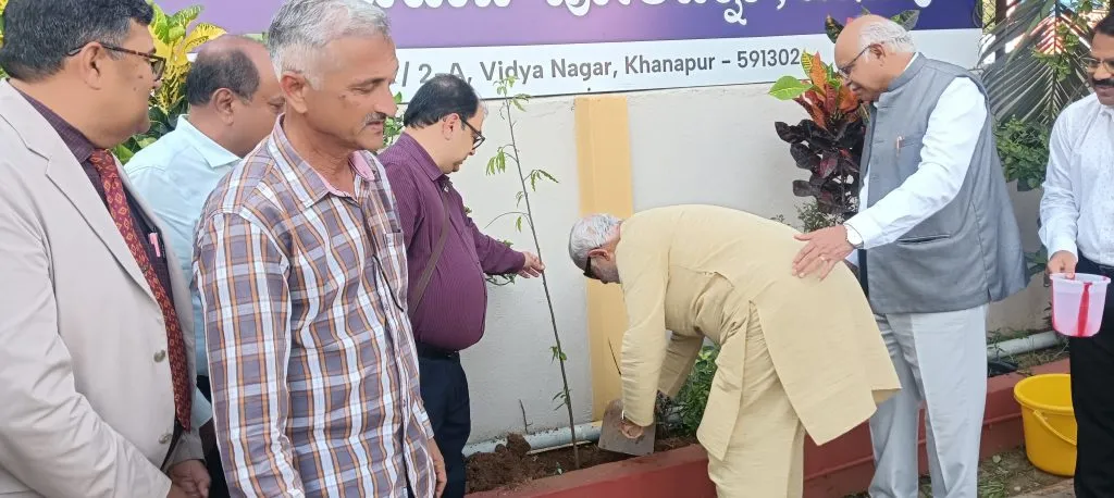 जागतिक पर्यावरण दिनानिमित्त डॉ. किरण ठाकुर यांच्या हस्ते वृक्षारोपण On the occasion of World Environment Day, Dr. Kiran Thakur planted trees.