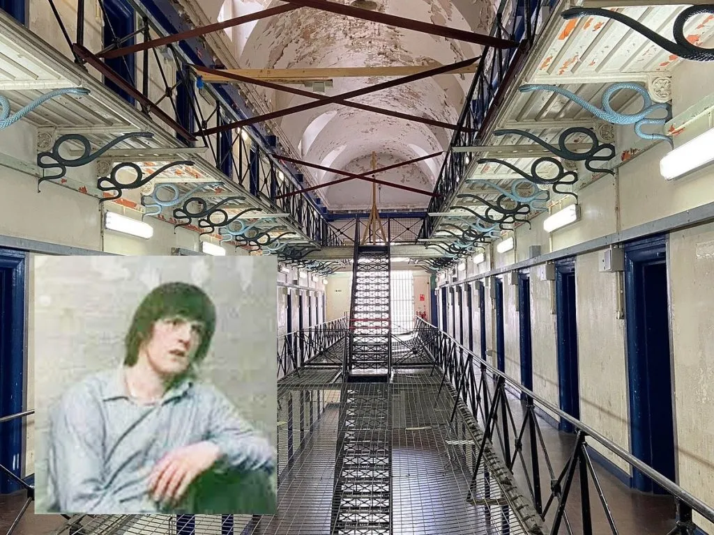 हळूहळू मृत्यूला जातोय सामोरा Slowly facing death