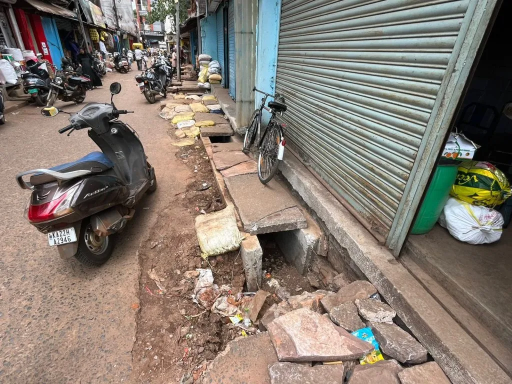 कांदा मार्केट परिसरातील गटारींचे काम कधी पूर्ण होणार? When will the sewerage work in the Onion Market area be completed?