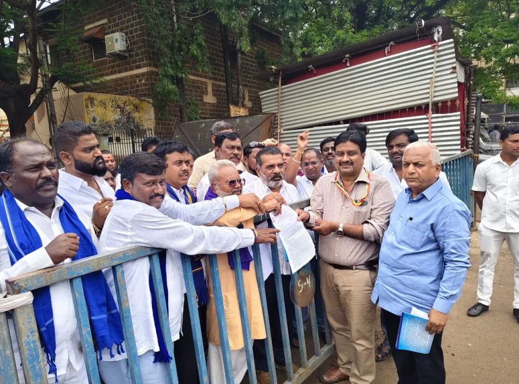 नारायणस्वामी, रविकुमार यांनी राजीनामा देण्याची मागणी Demand for resignation of Narayanaswamy, Ravikumar