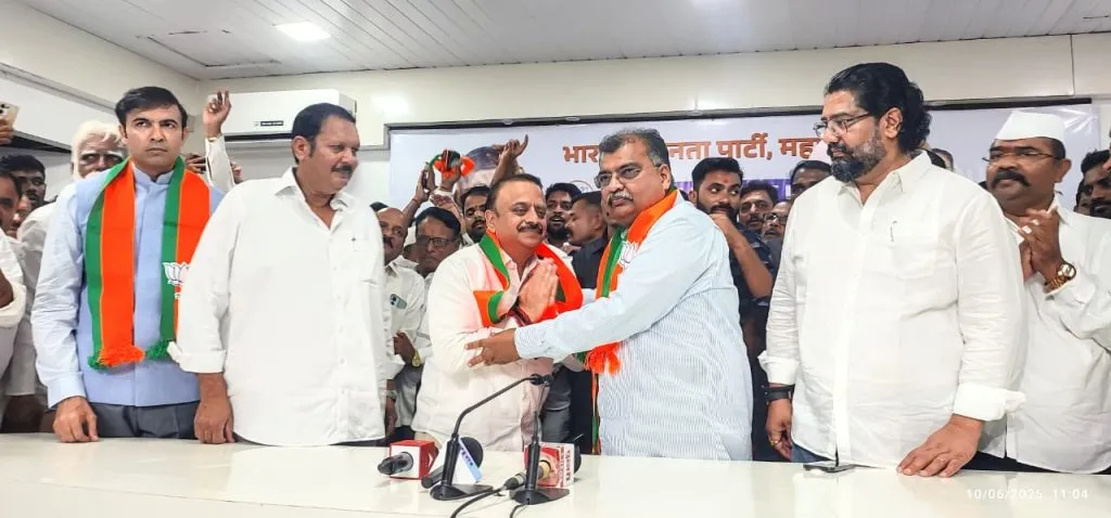 अखेर पाटणकरांनी हाती घेतले कमळ Finally, Patankar took up the lotus.