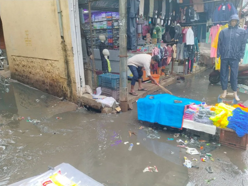 शहर परिसराला पावसाने तासभर झोडपले Rain lashed the city area for an hour