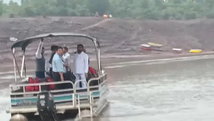 Deputy Chief Minister Shinde's convoy stuck in Bamnoli for an hour