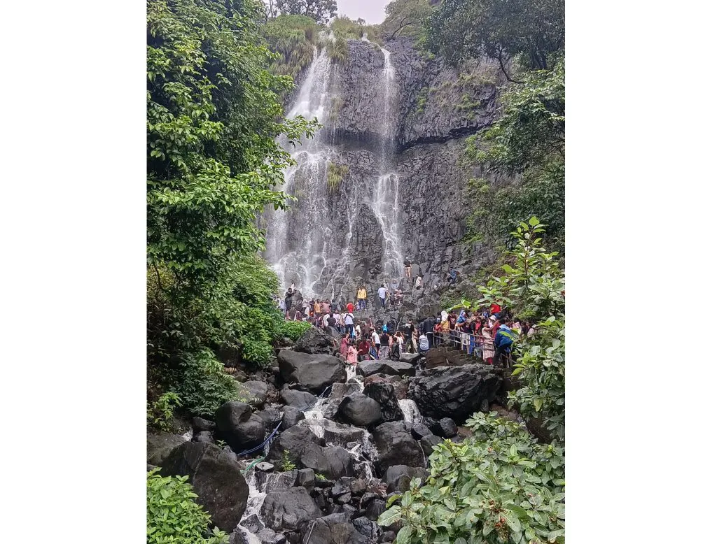 पर्यटकांनी बहरली आंबोली Amboli blossoms with tourists