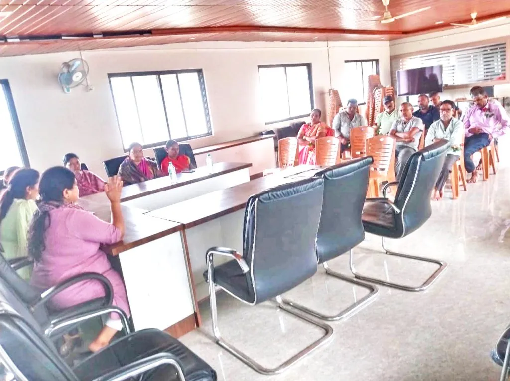 गुंजी ग्रा. पं.च्या वतीने हॉटेलचालकांना स्वच्छतेविषयी बैठकीत मार्गदर्शन Gunji Gram Panchayat gives guidance to hoteliers about cleanliness in a meeting