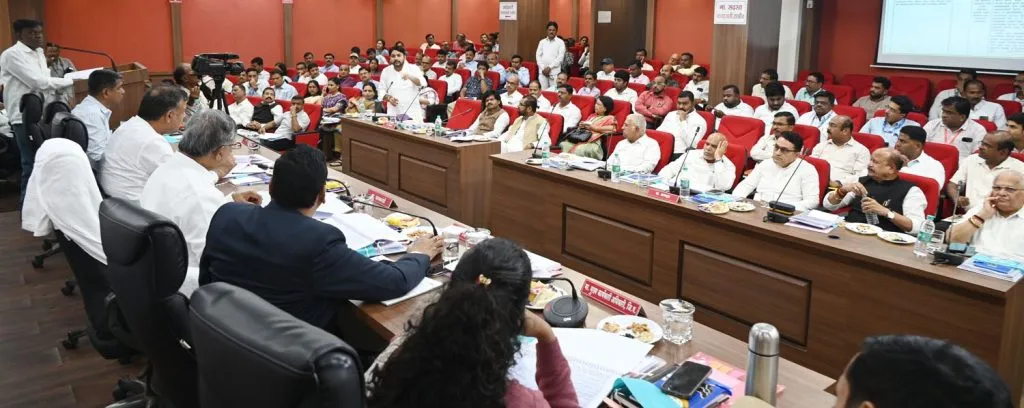 पडळकर-आयुक्तांमध्ये खडाजंगी Clash between Padalkar and the Commissioner