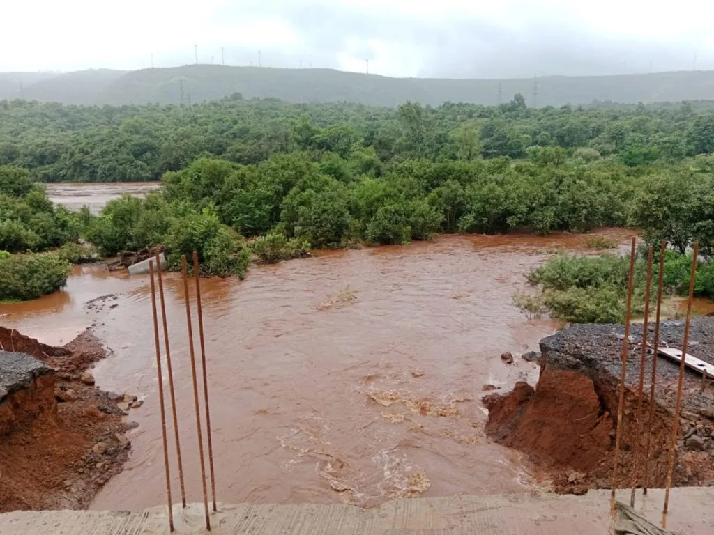 कराड-चिपळूण मार्गावरील अवजड वाहतूक बंद Heavy traffic banned on the Karad–Chiplun route