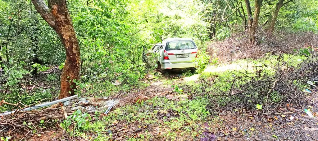 ताबा सुटल्याने वाहन गेले जंगलात Vehicle lost control and went into the forest
