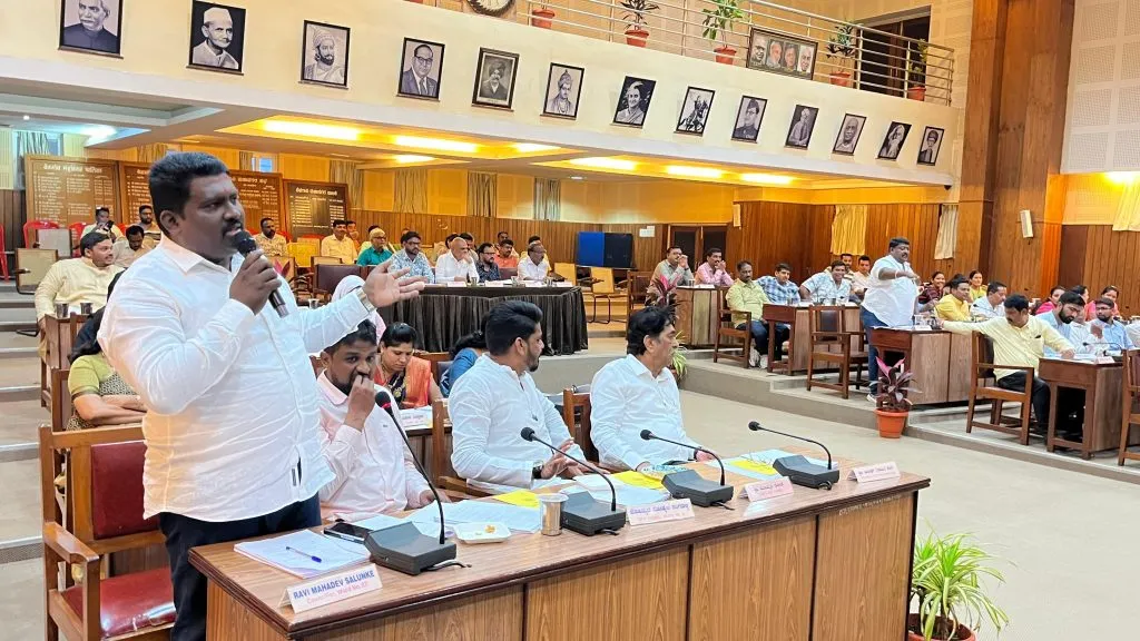 लॅपटॉप प्रकरणावरून अधिकारी पुन्हा धारेवर Officials on edge again over laptop case