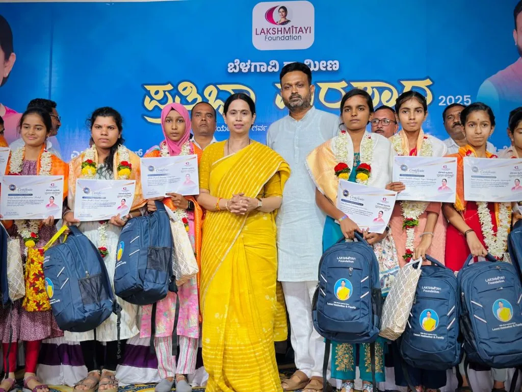 विद्यार्थ्यांनी शिक्षणाबरोबर सामाजिक जाणीवही ठेवावी Students should maintain social awareness along with education.