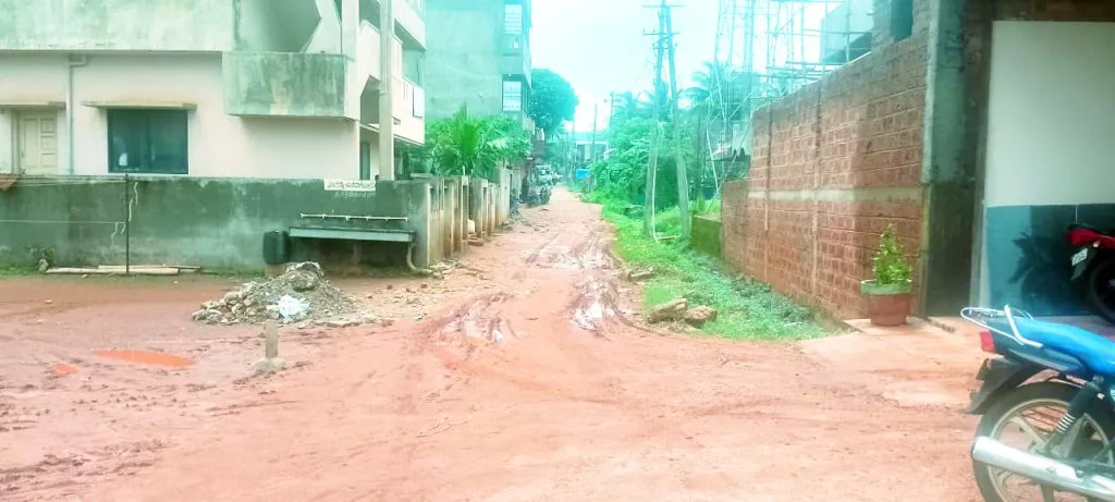The condition of the road in the main entrance lane of Kakati Brahmanagar