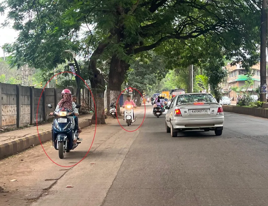 Dangerous reverse travel of drivers at the first railway gate